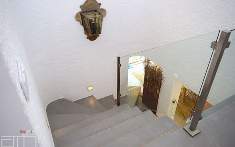 Vista das escadaria de ligação entre os dois pisos